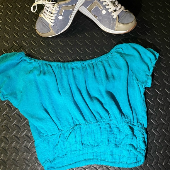 WET SEAL off shoulder crop top $8 PRICE DROP ‼️ - Picture 3 of 9